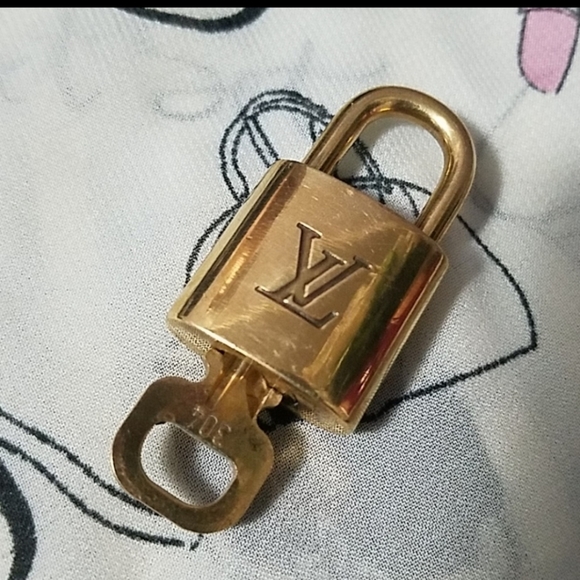 AUTHENTIC LOUIS VUITTON PADLOCK & KEY - Picture 5 of 6